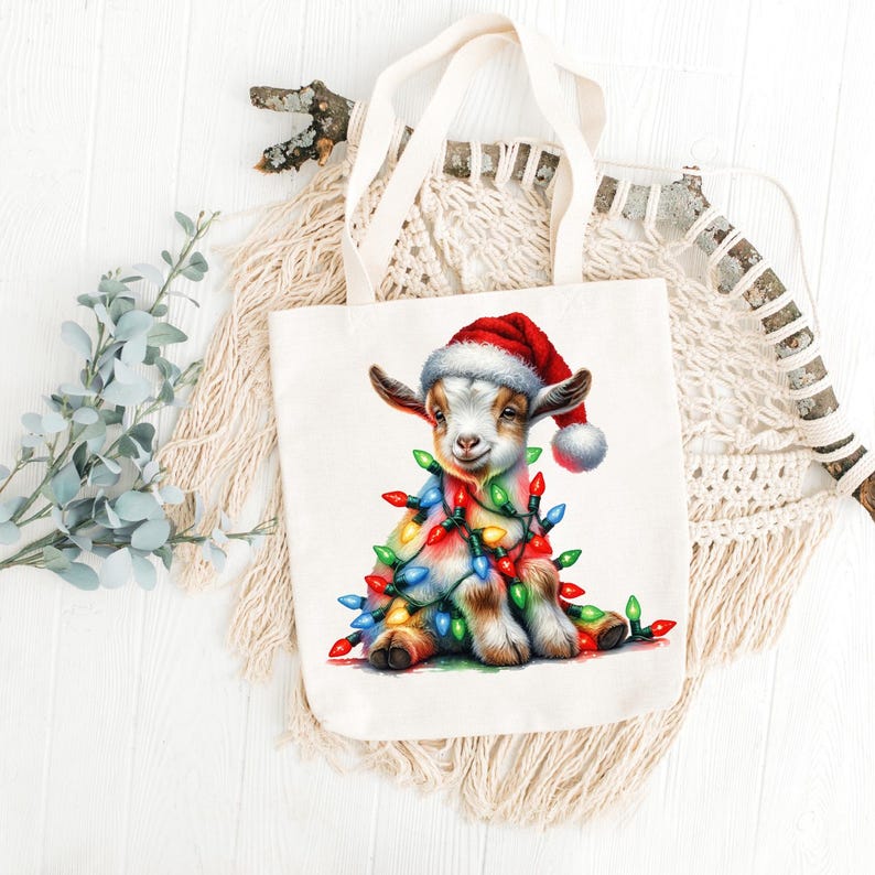 K&ouml;nnte beinhalten: Eine wei&szlig;e Tragetasche mit einem weihnachtlichen Design, das eine Ziege zeigt, die einen Weihnachtsmann-Hut tr&auml;gt und in bunte Weihnachtslichter gewickelt ist.