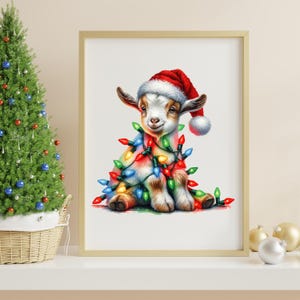 K&ouml;nnte beinhalten: Eine wei&szlig;e Ziege mit einem roten Weihnachtsmann-Hut ist in bunte Weihnachtslichter verwickelt. Die Ziege sitzt auf einem wei&szlig;en Hintergrund.