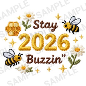 Puede incluir: Diseño bordado con las palabras "Stay 2026 Buzzin'" en marrón y amarillo. El diseño incluye estrellas amarillas, margaritas, un panal y dos abejas con rayas negras y amarillas. El fondo es blanco.
