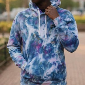 K&ouml;nnte beinhalten: Rustikales Holzschild mit dem wei&szlig;en Schriftzug "Welcome to our home". Das Schild hat eine Used-Optik und ein schlichtes, einladendes Design, ideal f&uuml;r Veranda oder Eingangsbereich.