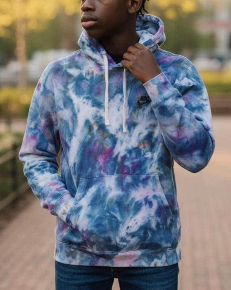 K&ouml;nnte beinhalten: Rustikales Holzschild mit dem wei&szlig;en Schriftzug "Welcome to our home". Das Schild hat eine Used-Optik und ein schlichtes, einladendes Design, ideal f&uuml;r Veranda oder Eingangsbereich.