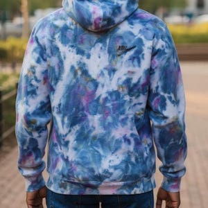 K&ouml;nnte beinhalten: Ein Satz von drei Keramik-Nistt&ouml;pfen in Blau-, Gr&uuml;n- und Wei&szlig;t&ouml;nen. Die Schalen haben eine gesprenkelte Glasur und ein schlichtes, modernes Design. Die gr&ouml;&szlig;te Sch&uuml;ssel hat einen Durchmesser von etwa 15 cm.