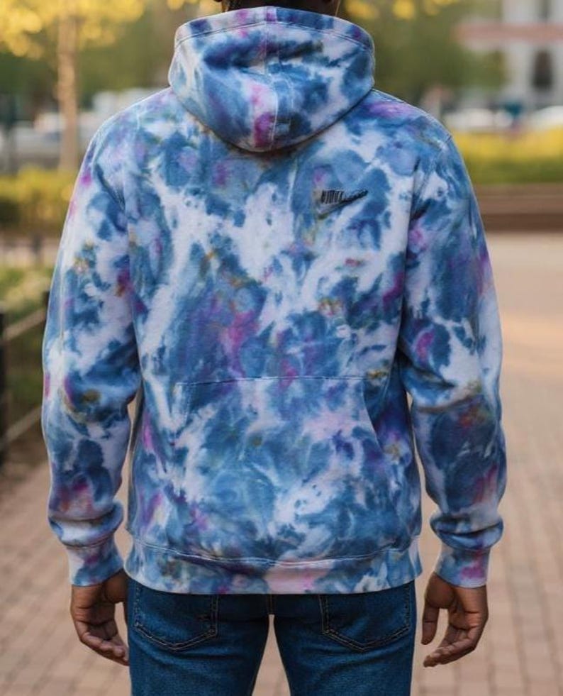 K&ouml;nnte beinhalten: Ein Satz von drei Keramik-Nistt&ouml;pfen in Blau-, Gr&uuml;n- und Wei&szlig;t&ouml;nen. Die Schalen haben eine gesprenkelte Glasur und ein schlichtes, modernes Design. Die gr&ouml;&szlig;te Sch&uuml;ssel hat einen Durchmesser von etwa 15 cm.