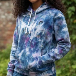 SMALL Upcycled Nike Tie-Dye Hoodie, Hand-Dyed Blues & Pink Bild 4