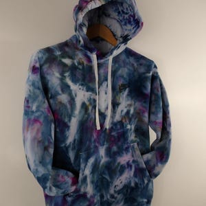 K&ouml;nnte beinhalten: Ein Set aus drei Keramikbechern mit gesprenkelter, matter Oberfl&auml;che. Die Becher sind in Creme-, Hellgrau- und Dunkelgraut&ouml;nen gehalten. Jeder Becher hat ein schlichtes, minimalistisches Design und einen abgerundeten Henkel.