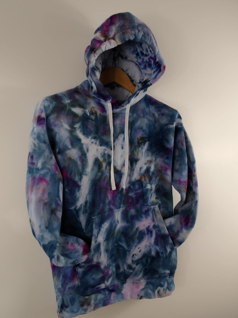 K&ouml;nnte beinhalten: Ein Set aus drei Keramikbechern mit gesprenkelter, matter Oberfl&auml;che. Die Becher sind in Creme-, Hellgrau- und Dunkelgraut&ouml;nen gehalten. Jeder Becher hat ein schlichtes, minimalistisches Design und einen abgerundeten Henkel.