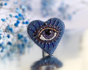 Broche del mal de ojo, broche de corazón de terciopelo azul, joyería bordada con cuentas, amuleto protector, broche talismán