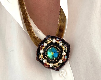 Ciondolo di tendenza ricamato a mano: collana in stile retrò vintage, gioiello artigianale con perline, regalo unico per donna.