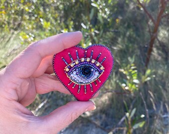 Broche de ojo malvado con forma de corazón de rosa: broche de cuentas bordado a mano, regalo de San Valentín para tu pareja.