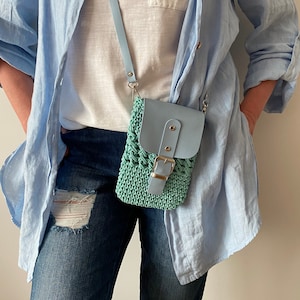 Gehäkelte Handytasche, gestrickte Handytasche, Boho Handytasche, handgefertigte Handyhülle, modischer Smartphone Halter