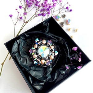 Kralenborduurbroche, kralenkristalpin, klassieke parelsieraden, luxe modeaccessoire, speciaal cadeau voor moeder