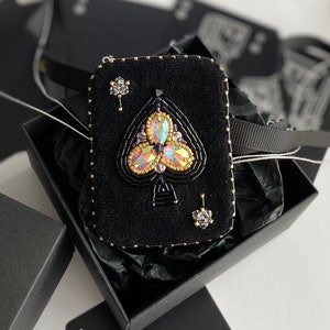 Spilla in velluto nero, spilla con asso di picche, gioiello con carte da gioco, spilla con ricamo di perline, accessorio per gli amanti del poker, gioiello artigianale
