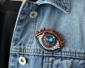 Evil Eye Brosche, Surrelistisches Evil Eye Abzeichen, Symbolischer Talisman Schmuck
