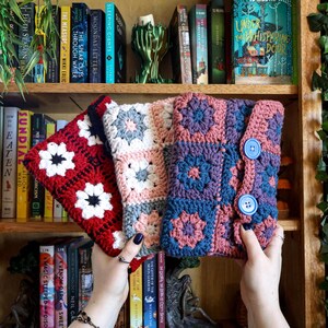 VARIETY - Daisy Book Sleeve Crocheted | Gift for Readers | Gift for Book Lovers | Handmade | Cozy Reader | Handmade Gift | Book Sweater