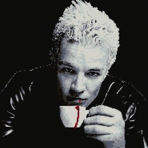 Könnte beinhalten: Schwarz-weiß pixeliges Porträt einer Person mit stacheligen weißen Haaren, die eine weiße Tasse mit einer roten Flüssigkeit hält, die von der Lippe tropft. Die Person trägt eine schwarze Lederjacke.
