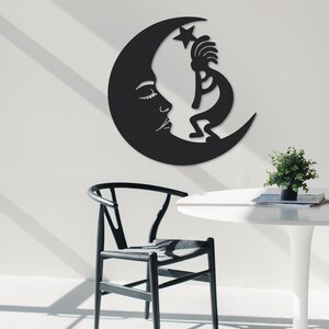 Peut inclure: D&eacute;coration murale en m&eacute;tal noir repr&eacute;sentant une lune croissante avec un visage stylis&eacute; et une figure de Kokopelli atteignant une &eacute;toile.