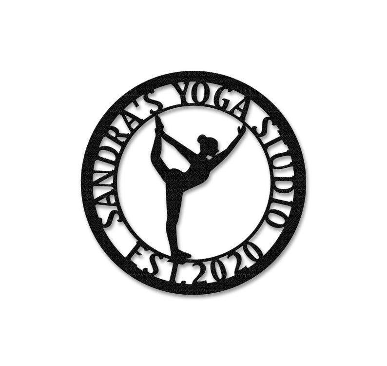 Może przedstawiać: Czarno-biała sylwetka osoby w pozie jogi w środku koła z tekstem "Sandra's Yoga Studio Est 2020" wok&oacute;ł krawędzi.