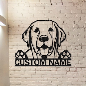 Könnte beinhalten: Schwarze Wandkunst aus Metall mit einem Labrador Retriever, der über ein Schild mit dem Text "CUSTOM NAME" schaut.