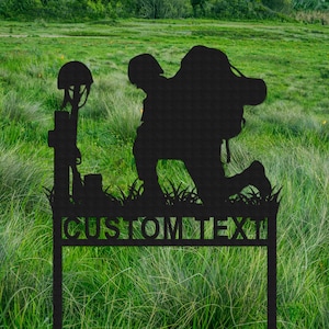 Puede incluir: Silueta negra de metal de un soldado arrodillado con una mochila y un casco, con el texto "CUSTOM TEXT" en una barra de metal debajo.