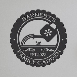 Może przedstawiać: Czarno-biały metalowy znak z konewką wylewającą wodę na roślinę. Na znaku widnieje napis "Barneby's Family Garden Est. 2022".