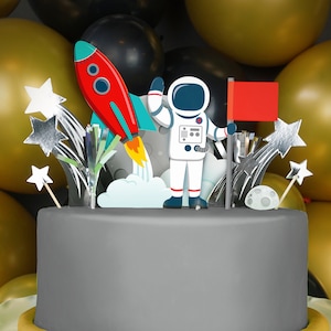 Topper per torta sullo spazio esterno - Astronauta, Razzo, Due Luna - Perfetto per decorazioni per feste di compleanno spaziali, celebrazioni a tema spaziale