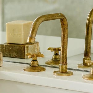 Grifo de lavabo de latón - Grifo de lavabo de 3 orificios - Grifo de baño de latón sin lacar - Grifo de encimera - Artesanía atemporal