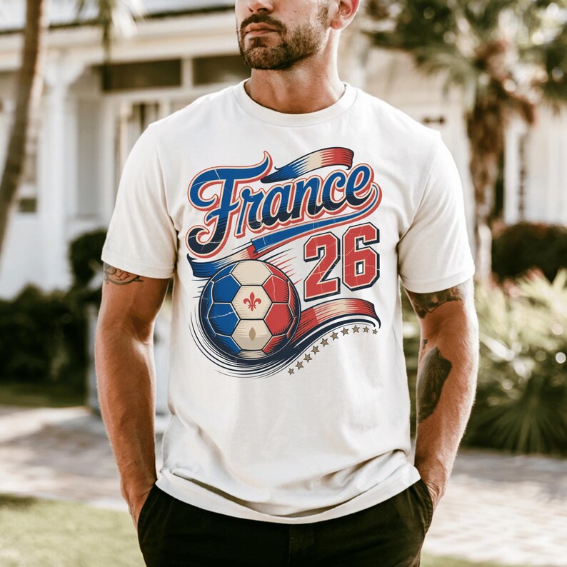K&ouml;nnte beinhalten: Cremefarbenes T-Shirt mit einem Fu&szlig;ball-Design in den Farben der franz&ouml;sischen Flagge. Das Shirt zeigt das Wort "France" in blauer und roter Schrift sowie die Nummer "26".
