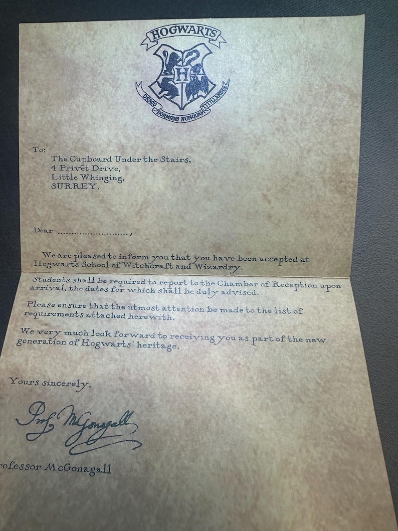 K&ouml;nnte beinhalten: Ein Hogwarts-Zulassungsschreiben, adressiert an The Cupboard Under the Stairs, 4 Privet Drive, Little Whinging, Surrey. Der Brief ist auf Pergamentpapier geschrieben und tr&auml;gt oben das Hogwarts-Wappen. Der Brief informiert den Empf&auml;nger dar&uuml;ber, dass er an der Hogwarts-Schule f&uuml;r Hexerei und Zauberei angenommen wurde. Der Brief ist von Professor McGonagall unterzeichnet.