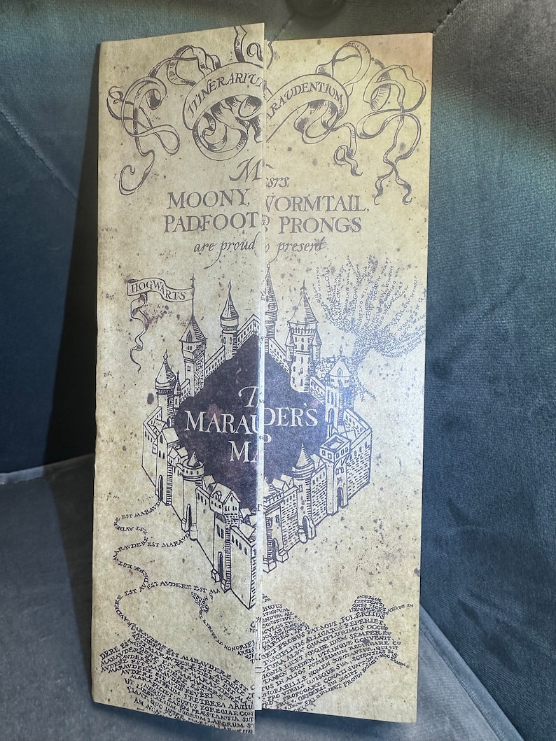 K&ouml;nnte beinhalten: Eine Karte im Vintage-Stil von Hogwarts, der fiktiven Schule aus der Harry-Potter-Reihe. Die Karte tr&auml;gt den Titel "Die Karte der Marauder" und enth&auml;lt den Text "Moony, Wormtail, Padfoot, Prongs pr&auml;sentieren mit Stolz."
