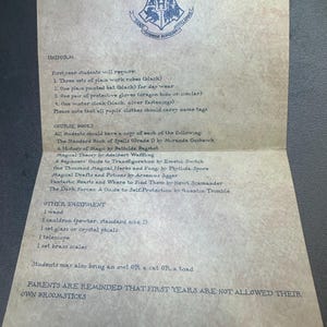K&ouml;nnte beinhalten: Ein Hogwarts-Schule f&uuml;r Hexerei und Zauberei-Zulassungsschreiben mit einer Liste der erforderlichen Uniformartikel, Lehrb&uuml;cher und anderer Ausr&uuml;stung f&uuml;r Erstsemester. Der Brief ist auf Pergamentpapier mit einem Hogwarts-Wappen oben gedruckt.