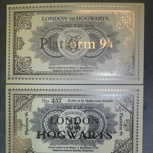K&ouml;nnte beinhalten: Ein Vintage-Bahnticket f&uuml;r den Hogwarts Express mit einem schwarzen und goldenen Design mit dem Text "London nach Hogwarts" und "Gleis 9 3/4".