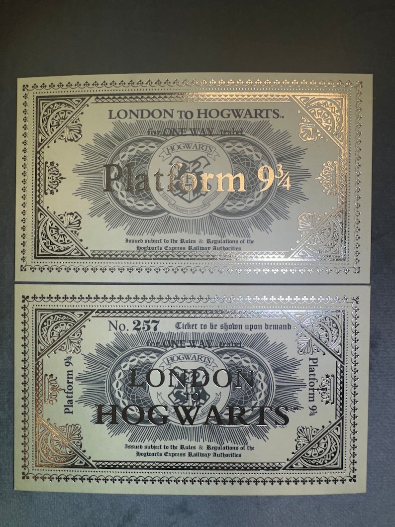 K&ouml;nnte beinhalten: Ein Vintage-Bahnticket f&uuml;r den Hogwarts Express mit einem schwarzen und goldenen Design mit dem Text "London nach Hogwarts" und "Gleis 9 3/4".