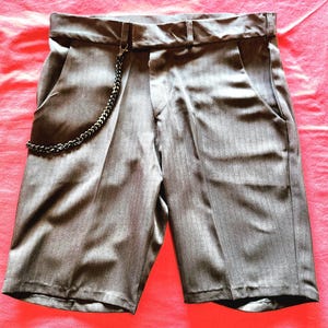 Pantalones cortos confeccionados a mano con cadena tipo billetera de calidad joya.
