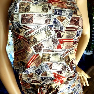 Puede incluir: Conjunto de top sin mangas y shorts con un estampado de cupones de comida vintage en rojo, blanco, azul y marrón. El top tiene un cuello alto y los shorts tienen una cintura con cordón. La tela es ligera.