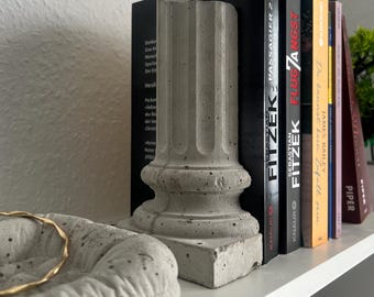 Betonnen boekensteun, cementen boekenhouder, Romeinse zuil, antieke look met barstjes, een solide cadeau voor lezers en boekenliefhebbers.