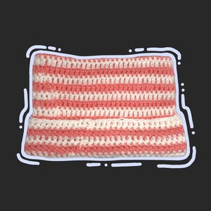 Könnte beinhalten: Rosa-weiß gestreiftes gehäkeltes Stirnband. Das Stirnband ist aus weichem Garn gefertigt und hat ein schlichtes, klassisches Design.