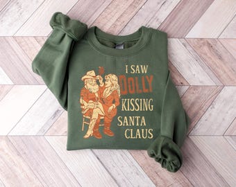 I Saw Dolly Kissing Santa Sweatshirt: Funny Retro Christmas Tshirt