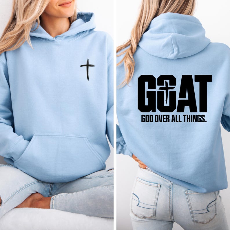 Pode incluir: Moletom azul claro com bolso frontal e uma cruz preta na frente. A parte de tr&aacute;s do moletom apresenta a palavra "GOAT" com uma cruz e o texto "GOD OVER ALL THINGS."
