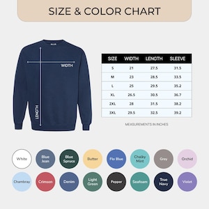 Peut inclure: Un sweat-shirt bleu marine avec un tableau des tailles et des couleurs. Le tableau affiche les mesures en pouces pour les tailles S &agrave; 3XL. Les options de couleurs incluent blanc, bleu jean, bleu &eacute;pic&eacute;a, beurre, flo blue, menthe crayeuse, gris, orchid&eacute;e, chambray, cramoisi, denim, vert clair, poivre, &eacute;cume de mer, bleu marine et violet.