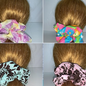 Pode incluir: Quatro scrunchies de tecido diferentes com padrões florais. Os scrunchies estão amarrados em torno de rabos de cavalo em quatro modelos diferentes com cabelo loiro.