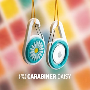 Könnte beinhalten: Zwei weiße AirTag-Halter mit einem Gänseblümchen-Design und einem Karabinerhaken. Der Halter links hat eine blaue Gänseblümchen mit einer gelben Mitte. Der Halter rechts hat einen blauen Kreis mit einem weißen Apple-Logo. Der Text (AIR) TAG CARABINER DAISY ist unter den Haltern gedruckt.