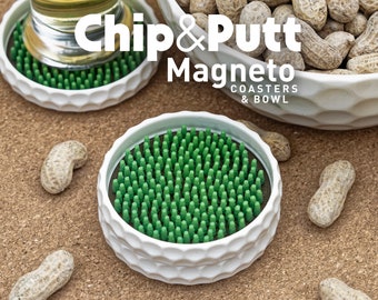 Puede incluir: Posavasos de cerámica blanca con púas verdes y un cuenco a juego. El cuenco y los posavasos tienen el texto "Chip & Putt Magneto Coasters & Bowl" impreso.