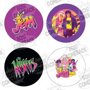 Può includere: Sei bottoni rotondi viola, bianchi e neri con immagini dei personaggi dei cartoni animati degli anni '80 Jem e i Misfits. I bottoni riportano il testo "80s! Comeback" e i nomi dei personaggi.
