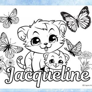Può includere: Una pagina da colorare in bianco e nero con un simpatico tigre di cartone animato con un cucciolo di tigre più piccolo. Il tigre tiene il cucciolo e entrambi hanno occhi grandi. La parola "Jacqueline" è scritta in un grande carattere decorativo sotto i tigri. Ci sono farfalle e fiori intorno ai tigri.