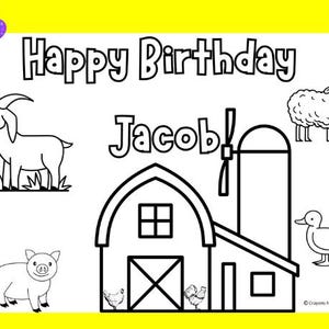 Puede incluir: Una página para colorear en blanco y negro con el texto "Happy Birthday Jacob!" La página presenta una escena de granja con un granero, un silo, una cabra, un cerdo, un pato y dos pollos.