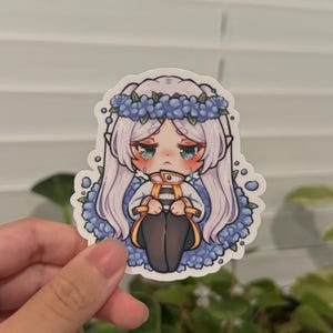 Pegatina de anime de chica elfa maga triste / brillante, resistente al agua, para computadora portátil, botella de agua, anime chibi, recuerdo de flor de hierba azul
