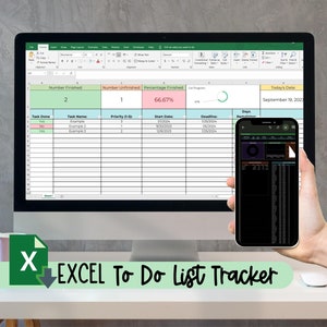 Può includere: Uno schermo di computer che mostra un foglio di calcolo con un tracker di lista di cose da fare. Il foglio di calcolo ha colonne per il nome dell'attività, la priorità, la data di inizio, la scadenza e i giorni. Il foglio di calcolo mostra che 2 attività sono state completate e 1 attività è incompleta. Il foglio di calcolo mostra una barra di avanzamento che è completata al 66,67%. Il foglio di calcolo mostra anche la data odierna, che è il 79 settembre 2022. Una mano tiene uno smartphone con uno schermo scuro.