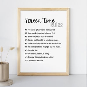 Op de afbeelding: Een ingelijste wandprint met een lichte houten lijst met de tekst Screen Time Rules en een lijst van tien genummerde richtlijnen voor apparaatgebruik, inclusief regels over huiswerk, klusjes en online veiligheid, gedrukt in zwarte tekst.