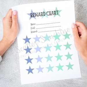 Puede incluir: Una hoja de papel blanca con el título REWARD CHART, seguida de líneas para Name, Goal y Reward. Debajo hay cinco filas de cinco estrellas con un degradado de color que transiciona de azul oscuro a azul claro y verde menta.