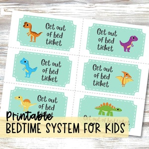 Puede incluir: Una hoja de seis boletos rectangulares de color azul claro con bordes punteados, cada uno con una ilustración de dinosaurio colorida diferente y el texto negro "Get out of bed ticket" impreso en una fuente estilizada sobre fondo blanco.